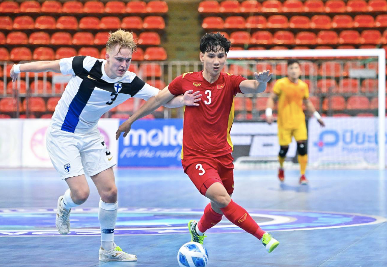 Tuyển futsal Việt Nam (áo đỏ) trong trận thua ngược Phần Lan 2-4 Tuyển futsal Việt Nam (áo đỏ) trong trận thua ngược Phần Lan 2-4
