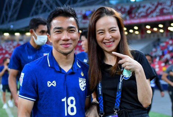 Nữ tỉ phú Nualphan Lamsam thuyết phục Chanathip về đá King's Cup 2022