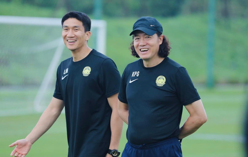 HLV Kim Pan-gon (phải) khởi đầu ấn tượng cùng đội tuyển Malaysia