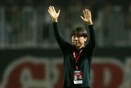 HLV Shin Tae-yong (trái) rút lui khỏi SEA Games 32