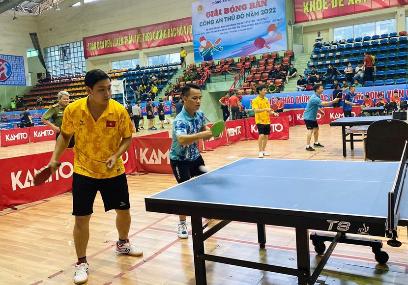 Các VĐV sôi nổi tranh tài trong ngày thi đấu đầu tiên Giải bóng bàn CATP Hà Nội 2022