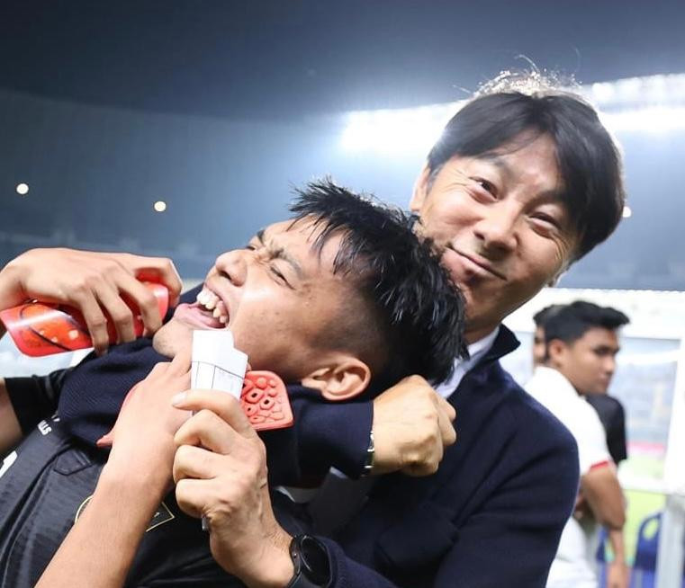 HLV Shin Tae-yong trêu đùa cùng học trò sau chiến thắng ấn tượng 3-2 trước Curacao