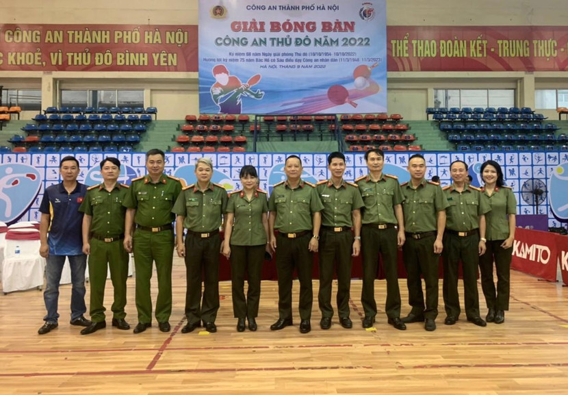 Phó Giám đốc CATP Hà Nội Phạm Thanh Hùng (giữa) cùng các đại biểu chụp ảnh lưu niệm tại lễ khai mạc