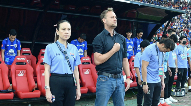 Madam Pang vực dậy tinh thần thầy trò HLV Polking bằng 2 triệu baht tiền thưởng