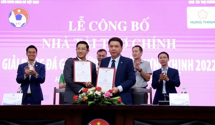 Đại diện VFF và nhà tài trợ tại lễ công bố giải