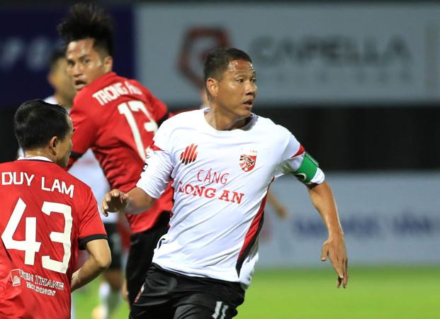 Ở tuổi 36, Anh Đức (áo trắng) vẫn chơi tốt suốt 90 phút trận Phố Hiến - Long An