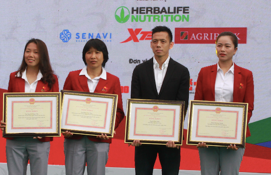 VĐV tiêu biểu toàn quốc năm 2020 Nguyễn Văn Quyết cùng các đồng nghiệp tại lễ trao thưởng