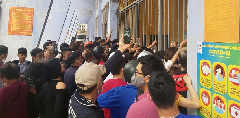 Cảnh tượng chen lấn, xổ đẩy mua vé trước cửa khán đài A sân Lạch Tray, sáng 12-3