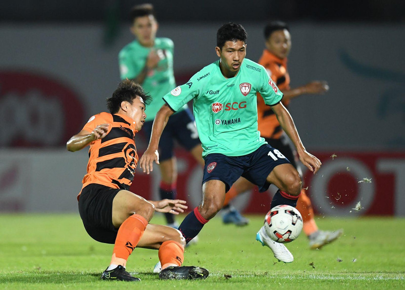 Muangthong Utd (phải) trong trận thua PT Prachuap