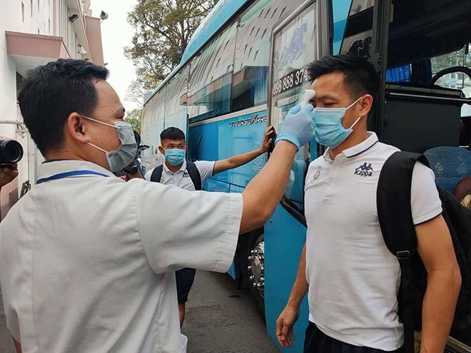 Đo thân nhiệt là quy định bắt buộc tại tất cả các sân V-League trong ngày trở lại