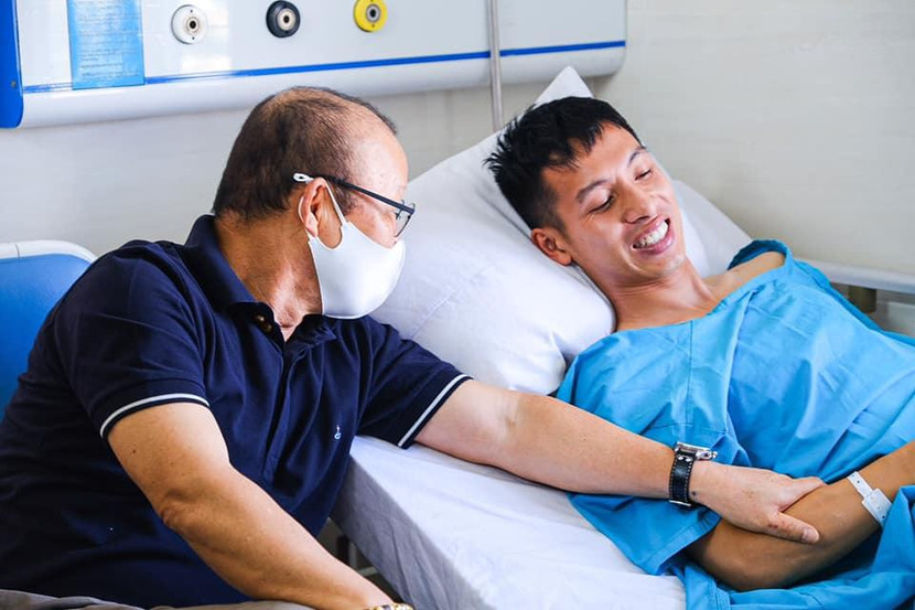 HLV Park Hang-seo cầm tay, động viên Hùng Dũng sau ca phẫu thuật (Ảnh: FB Tuấn Đỗ) HLV Park Hang-seo cầm tay, động viên Hùng Dũng sau ca phẫu thuật (Ảnh: FB Tuấn Đỗ)