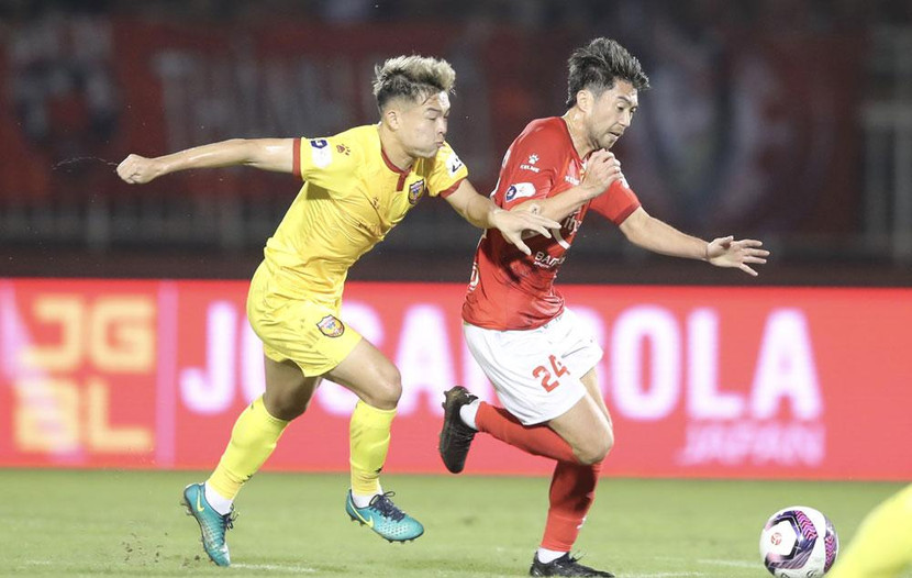 Lee Nguyễn (phải) nằm trong số những cái tên gây tò mò khi V-League 2021 trở lại