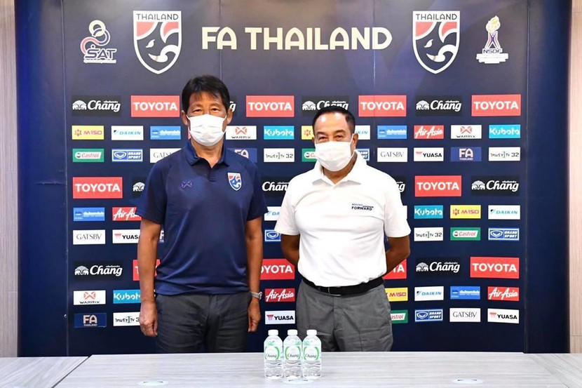 HLV Nishino (trái) và Chủ tịch FAT - Somyot HLV Nishino (trái) và Chủ tịch FAT - Somyot