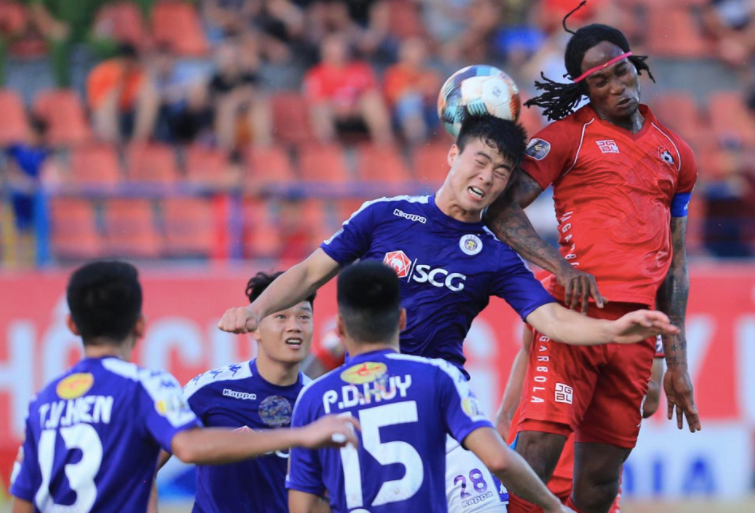 CLB Hà Nội (áo xanh) muốn 3 điểm khi trở lại Lạch Tray cuối tuần này