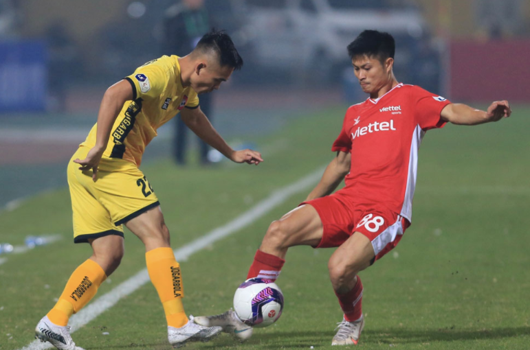 Viettel (phải) sẽ đá AFC Champions League tại Thái Lan, dự kiến vào tháng 6 tới