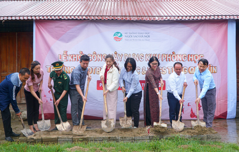 Các đại biểu tham dự Lễ khởi công xây dựng khu phòng học tiêu chuẩn tại trường Phổ thông dân tộc bán trú Tiểu học và THCS Tung Qua Lìn (huyện Phong Thổ, tỉnh Lai Châu) Các đại biểu tham dự Lễ khởi công xây dựng khu phòng học tiêu chuẩn tại trường Phổ thông dân tộc bán trú Tiểu học và THCS Tung Qua Lìn (huyện Phong Thổ, tỉnh Lai Châu)