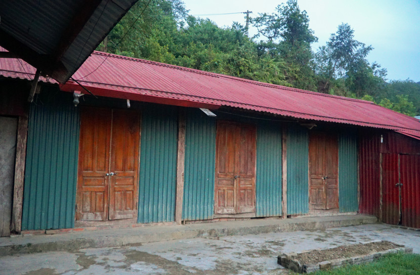 Trên nền lớp học cũ, khu phòng học được xây dựng mới gồm 1 tòa nhà 2 tầng với 8 phòng lớp học tiêu chuẩn tại trường Phổ thông dân tộc bán trú Tiểu học và THCS Tung Qua Lìn Trên nền lớp học cũ, khu phòng học được xây dựng mới gồm 1 tòa nhà 2 tầng với 8 phòng lớp học tiêu chuẩn tại trường Phổ thông dân tộc bán trú Tiểu học và THCS Tung Qua Lìn