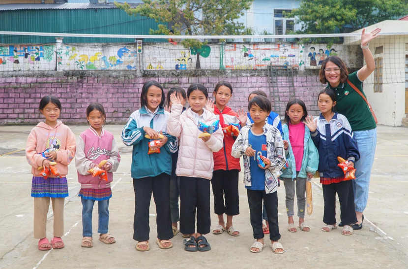 Các em học sinh trường Tung Qua Lìn không giấu nổi sự vui mừng khi sắp tới, các em sẽ có thêm nhiều phòng học mới kiên cố Các em học sinh trường Tung Qua Lìn không giấu nổi sự vui mừng khi sắp tới, các em sẽ có thêm nhiều phòng học mới kiên cố