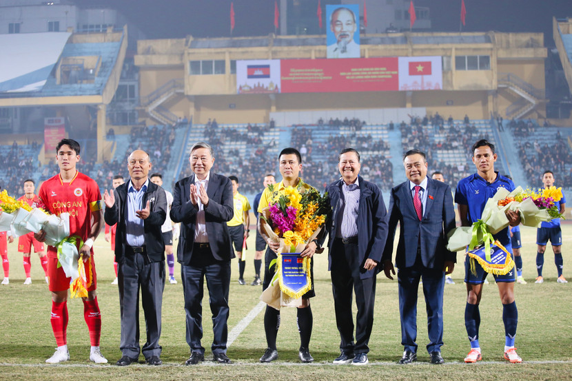 Đại tướng Tô Lâm - Bộ trưởng Bộ Công an cùng Chủ tịch UBND TP Hà Nội Trần Sỹ Thanh tặng hoa hai đội Công an Hà Nội và Bộ tư lệnh hiến binh Campuchia trước trận giao hữu