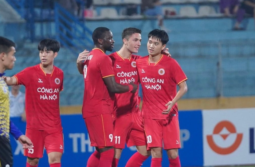 Công an Hà Nội có bàn thắng sớm ở đầu hiệp 1 Công an Hà Nội có bàn thắng sớm ở đầu hiệp 1