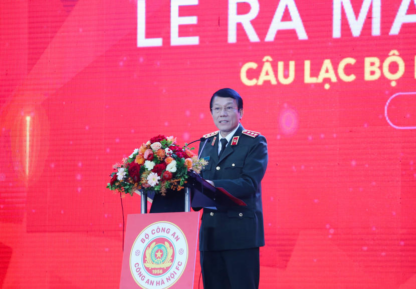 Thứ trưởng Bộ Công an Lương Tam Quang thay mặt Đảng uỷ Công an Trung ương, Bộ Công an giao nhiệm vụ cho CLB Công an Hà Nội