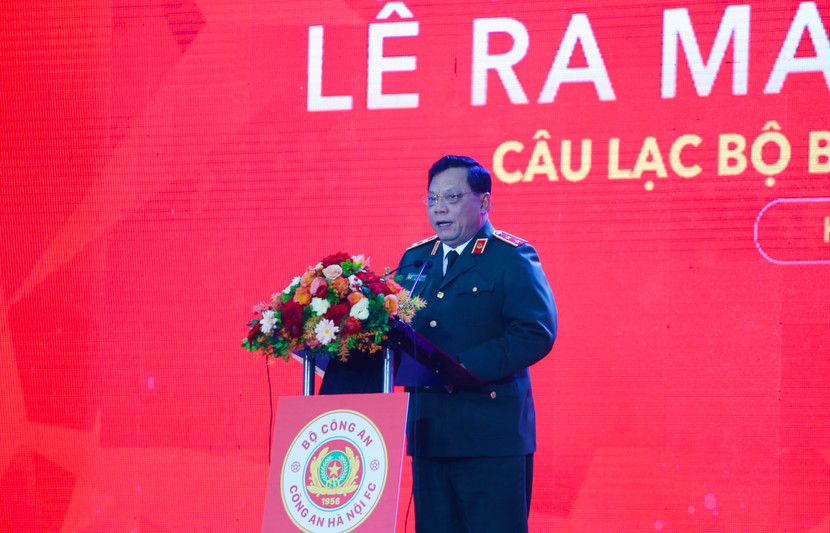 Trung tướng Nguyễn Hải Trung - Giám đốc CATP Hà Nội - thay mặt Đảng uỷ, Ban Giám đốc CATP, Chủ tịch CLB Công an Hà Nội - tiếp thu chỉ đạo của lãnh đạo Bộ Công an, TP Hà Nội