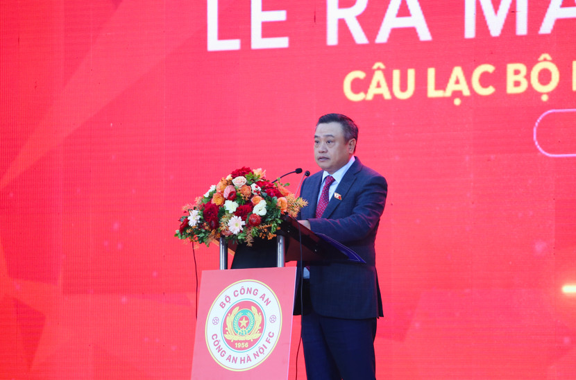 Chủ tịch UBND TP Hà Nội, Phó Bí thư thành uỷ Hà Nội Trần Sỹ Thanh phát biểu chúc mừng và giao nhiệm vụ cho CLB Công an Hà Nội