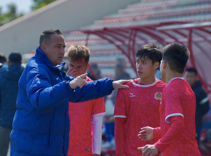 HLV Paulo Foiani cùng các học trò tích cực chuẩn bị cho ngày ra mắt V-League 2023