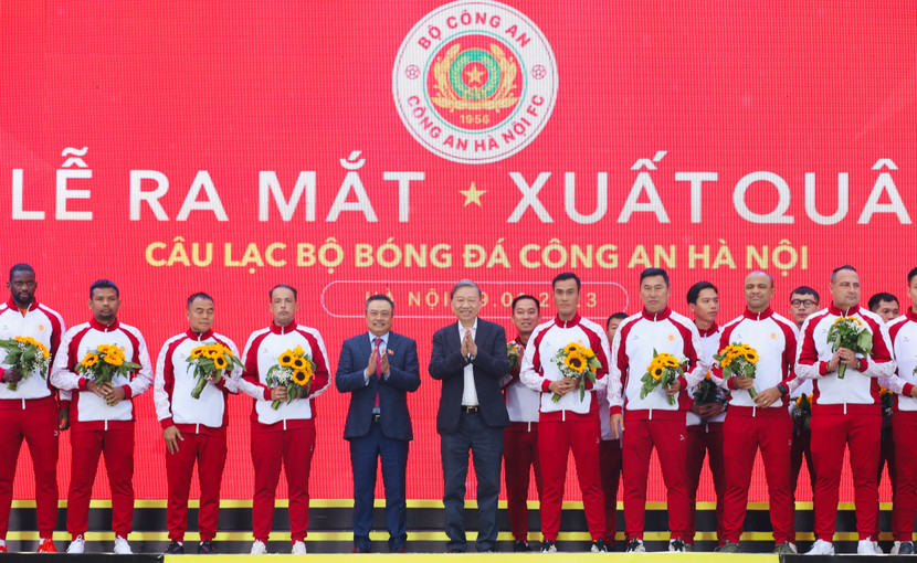 Đại tướng Tô Lâm - Bộ trưởng Bộ Công an cùng Chủ tịch UBND TP Hà Nội Trần Sỹ Thanh tặng hoa chúc mừng các thành viên CLB bóng đá Công an Hà Nội