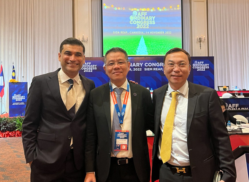 Chủ tịch VFF Trần Quốc Tuấn (bìa phải) cùng lãnh đạo AFF tại một sự kiện