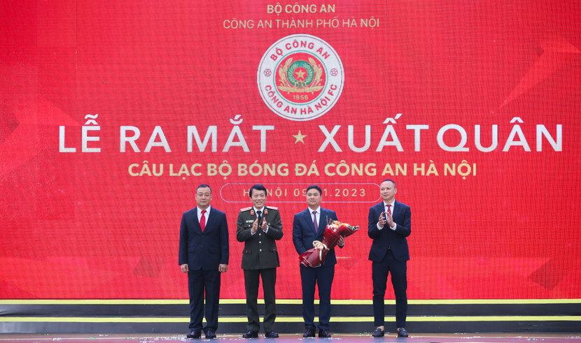 Thứ trưởng Bộ Công an Lương Tam Quang tặng hoa chúc mừng Ban lãnh đạo CLB Công an Hà Nội