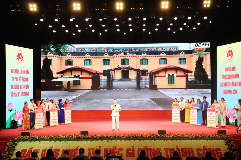 Phần thi kiến thức công tác dân vận của đội tuyển Công an thành phố Hà Nội