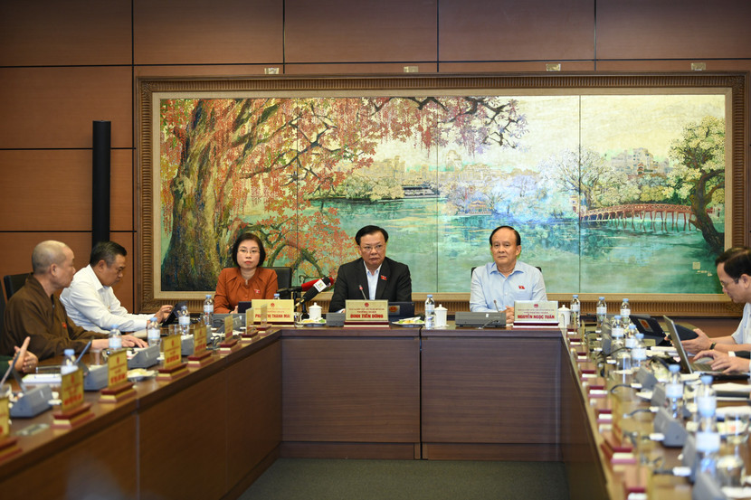 Quang cảnh phiên thảo luận tổ tại tổ Hà Nội chiều 10-11