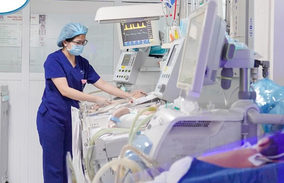Chăm sóc trẻ sơ sinh bị biến chứng nặng tại Bệnh viện Nhi Trung ương