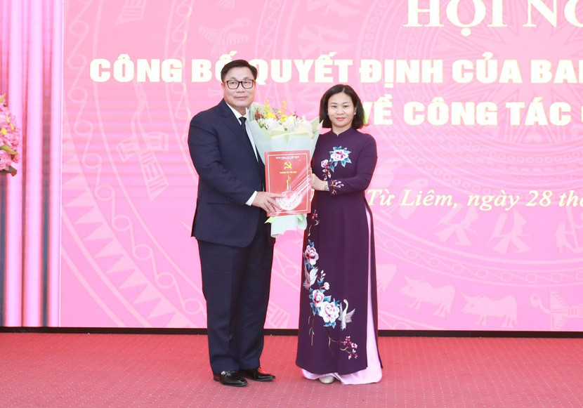 Phó Bí thư Thường trực Thành ủy Nguyễn Thị Tuyến trao quyết định cho đồng chí Nguyễn Quang Hiếu Phó Bí thư Thường trực Thành ủy Nguyễn Thị Tuyến trao quyết định cho đồng chí Nguyễn Quang Hiếu