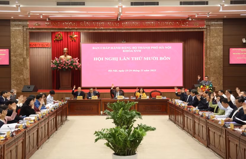 Các đại biểu biểu quyết thông qua Nghị quyết hội nghị