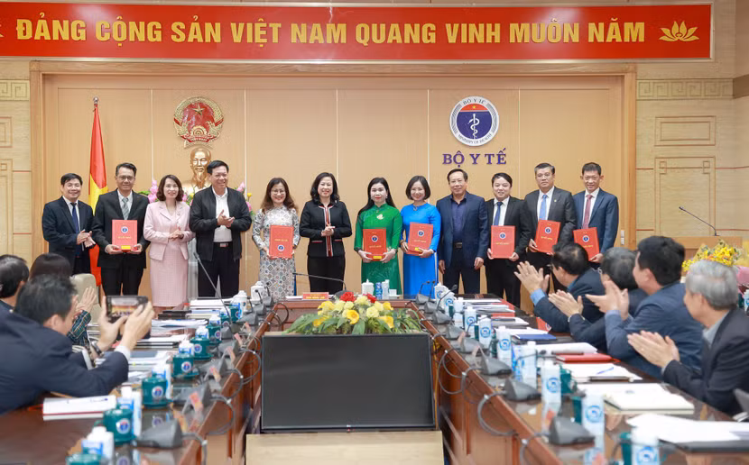 Bộ Y tế bổ nhiệm, bổ nhiệm lại 7 lãnh đạo các Cục, Vụ trực thuộc