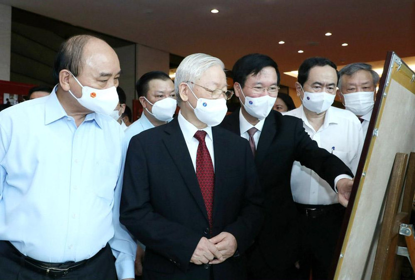 Tổng Bí thư Nguyễn Phú Trọng, Chủ tịch nước Nguyễn Xuân Phúc tham quan triển lãm “Những tấm gương bình dị và cao quý” trước khi tham dự hội nghị Tổng Bí thư Nguyễn Phú Trọng, Chủ tịch nước Nguyễn Xuân Phúc tham quan triển lãm “Những tấm gương bình dị và cao quý” trước khi tham dự hội nghị