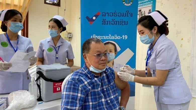 Gần 700.000 người Lào được tiêm mũi đầu và hơn 300.000 người tiêm đủ hai mũi vaccine