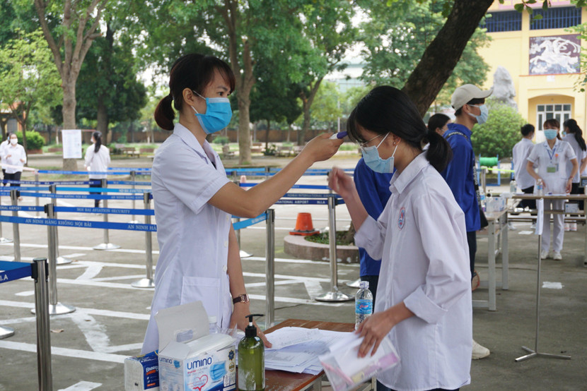 Đảm bảo giãn cách và thực hiện quy trình phòng chống Covid-19 cho thí sinh Đảm bảo giãn cách và thực hiện quy trình phòng chống Covid-19 cho thí sinh