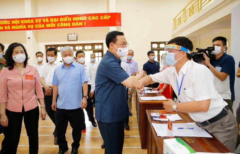Chủ tịch Quốc hội Vương Đình Huệ kiểm tra công tác bầu cử tại Bắc Ninh và Bắc Giang