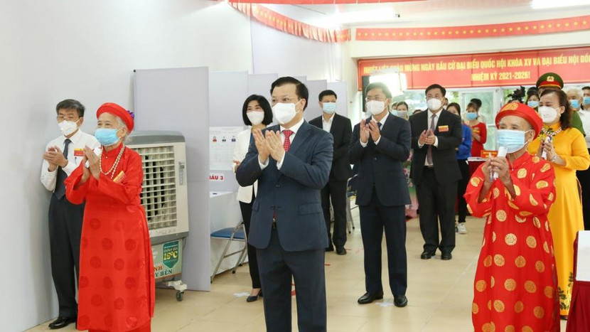 Bí thư Thành ủy Hà Nội Đinh Tiến Dũng dự khai mạc tại khu vực bầu cử số 17, phường Định Công