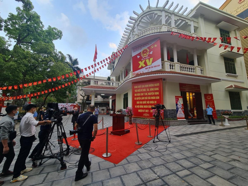 Phóng viên báo chí tác nghiệp tại một điểm bầu cử