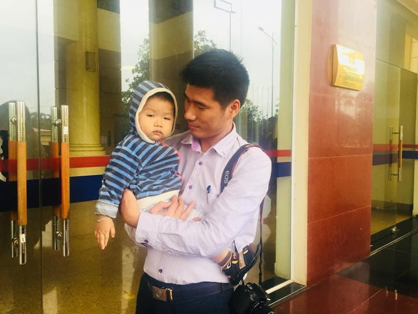 Phóng viên An ninh Thủ đô bế cháu bé là con trai Đại úy Trương Văn Thắng, cán bộ Công an xã Hướng Việt, huyện Hướng Hóa, tỉnh Quảng Trị hy sinh khi thực hiện nhiệm vụ phòng, chống thiên tai, ứng cứu nhân dân tại địa bàn cơ sở