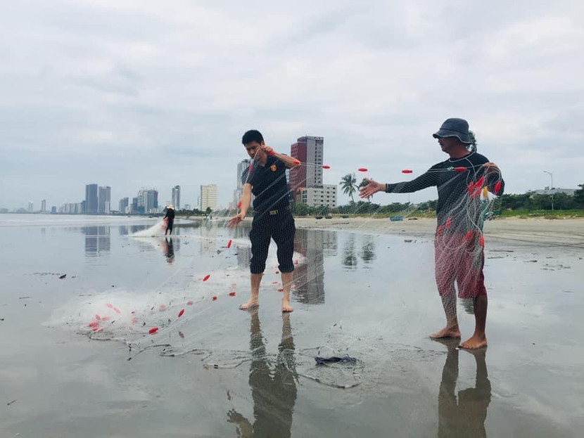 Phóng viên An ninh Thủ đô kéo lưới giúp ngư dân Đà Nẵng trước khi bão ập tới