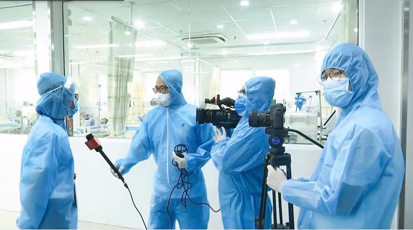 Những người làm báo sẵn sàng lên tuyến đầu, chấp nhận khó khăn gian khổ để thực hiện nhiệm vụ Những người làm báo sẵn sàng lên tuyến đầu, chấp nhận khó khăn gian khổ để thực hiện nhiệm vụ