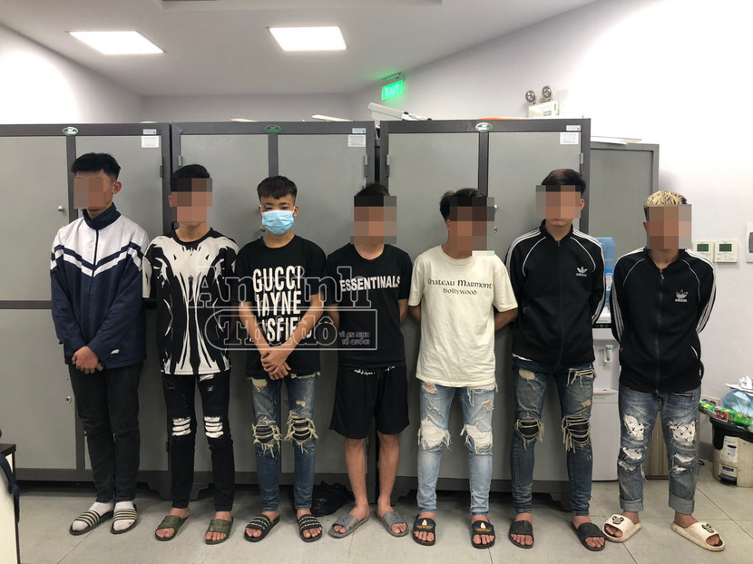 Nhóm 'báo con" chuyên dùng vỏ chai bia tấn công người đi đường bị bắt giữ Nhóm 'báo con" chuyên dùng vỏ chai bia tấn công người đi đường bị bắt giữ