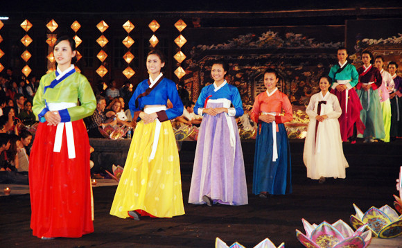 Cố đô Huế ngập tràn sắc màu văn hóa ảnh 4