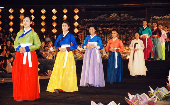 Cố đô Huế ngập tràn sắc màu văn hóa ảnh 4