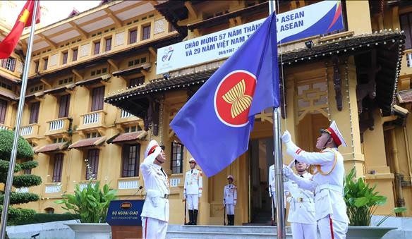 ASEAN là một trụ cột quan trọng trong chính sách đối ngoại của Việt Nam ASEAN là một trụ cột quan trọng trong chính sách đối ngoại của Việt Nam
